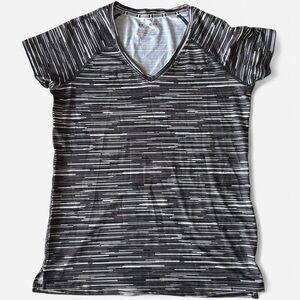 Under Armour HeatGear Tee – Size M- Cool, Sleek & Ready to Move!